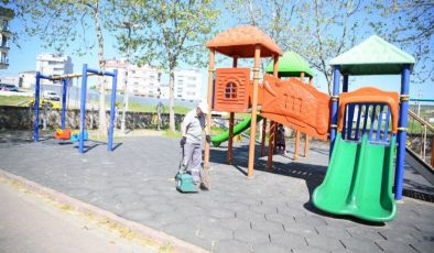Çayırova’daki parklarda temizlik çalışmaları sürüyor